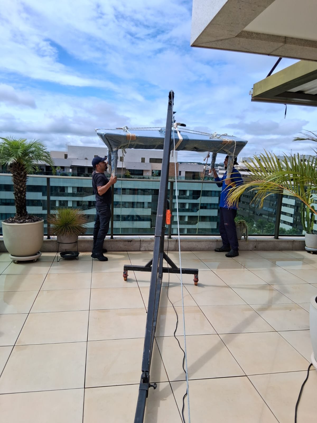 Equipe realizando içamento em varanda